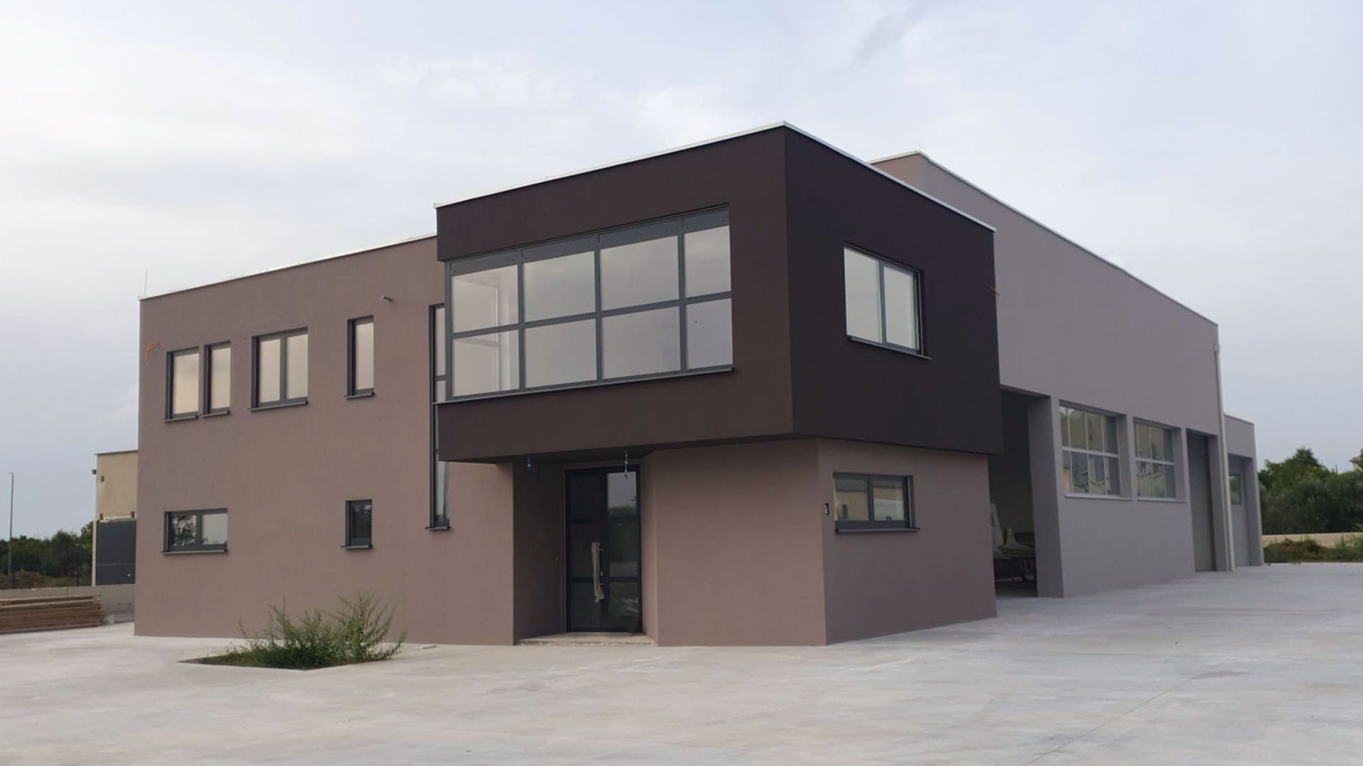 Facility for repair and production of plastic vessels